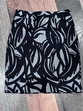 Ann Taylor Black and Gray  Pencil Skirt Knee-Length Petite size 2.